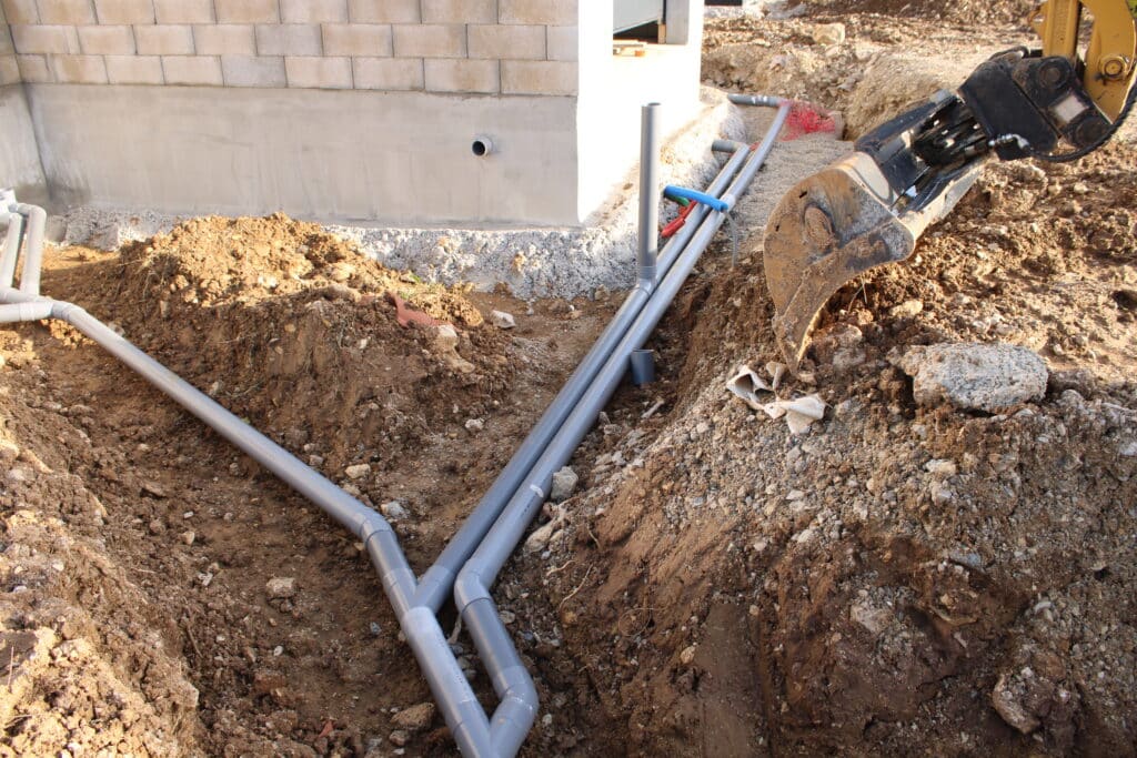 Tuyaux d'évacuation pluvial et eaux usées de la maison, chantier en construction